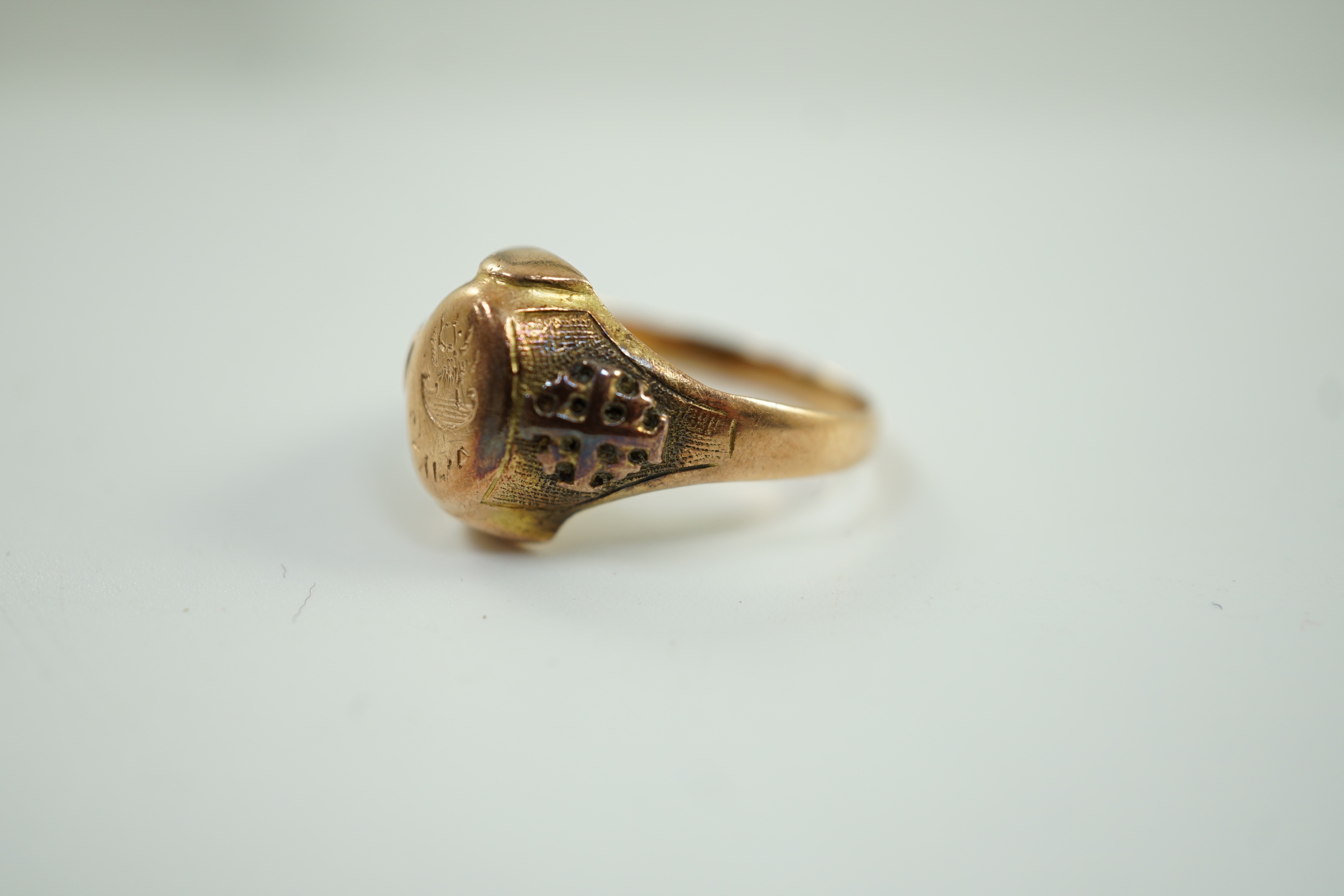 An early 20th century yellow metal signet ring, size Q, 4.5 grams.